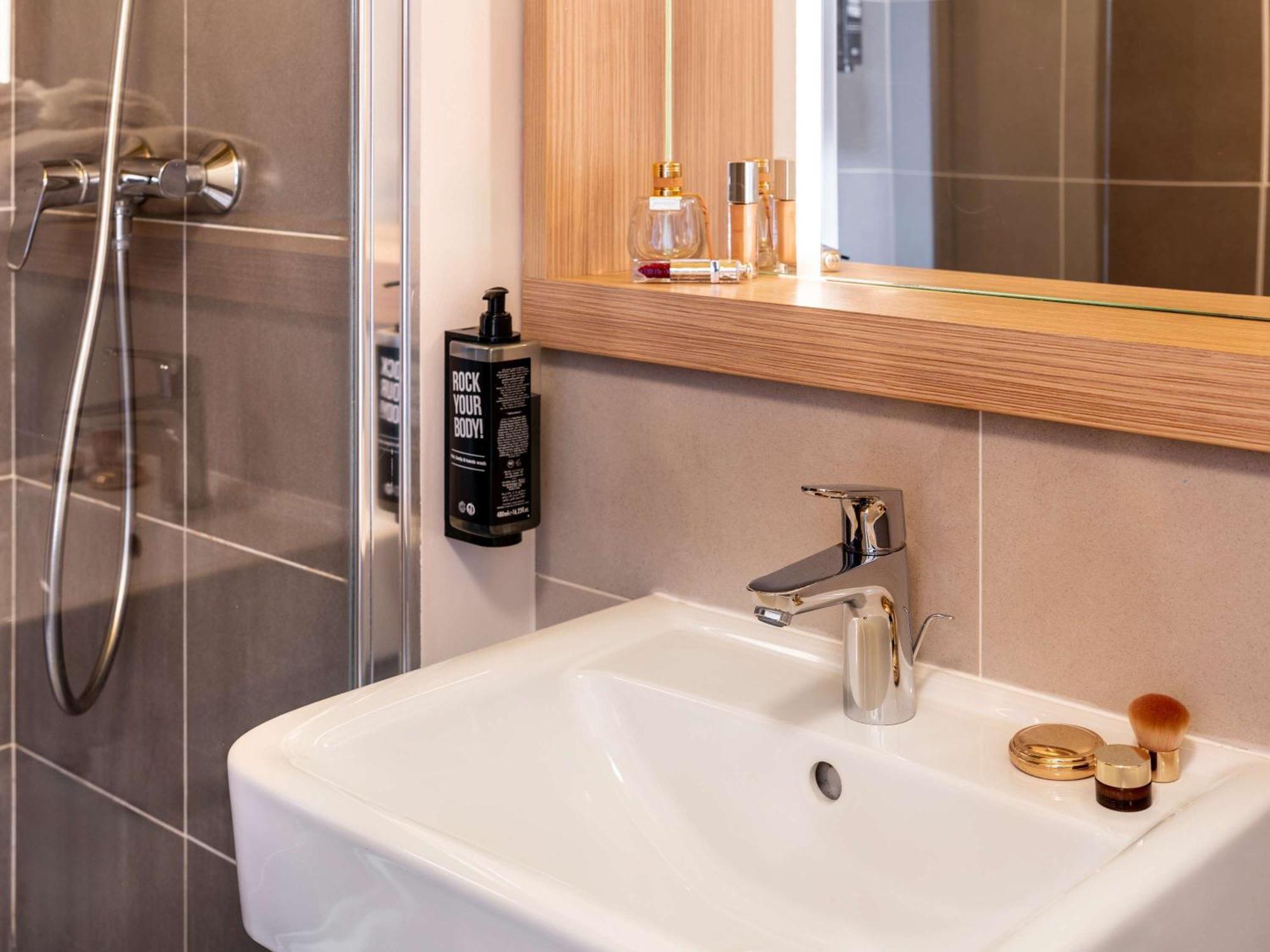 ホテル Ibis Styles Prevessin Geneve Aeroport エクステリア 写真